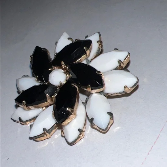 Vintage Black and White Floral Brooch - Picture 4 of 6